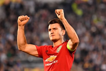 Harry Maguire fichó por el Manchester United después de que los Red Devils anduviesen detrás del defensa del Leicester durante todo el verano del 2019. Pese a que los clubes no dieron detalles del acuerdo, la cifra rondaría los 88 millones de euros, una cifra récord para el Leicester en cuanto a ventas. 