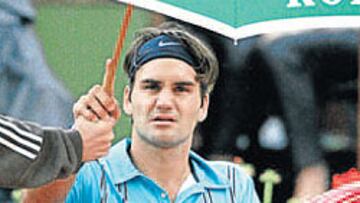 <b>A TAPARSE. </b>Federer arrancó, pero no pudo finalizar el partido.