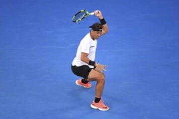 Rafa Nadal golpea una bola en el primer set