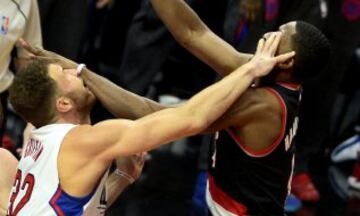 Blake Griffin de los Clippers y Maurice Harkless de los Portland Trail Blazers luchan por la pelota en el partido de los playoffs de la NBA.