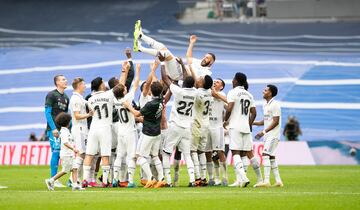 Benzema manteado por sus compañeros y ovacionado por el público del Bernabéu al final del partido, en la despedida del jugador del Real Madrid.