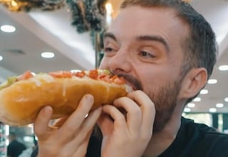 Ibai Llanos prueba el completo chileno y su reacción es imperdible: “Han acabado...”