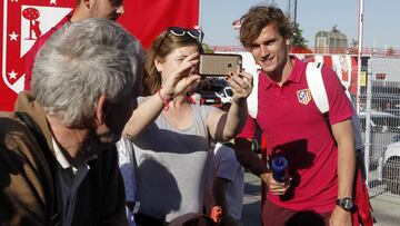 Una aficionada se hace un selfie con Griezmann en el Cerro.