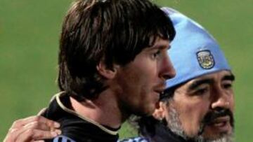 <b>CONEXIÓN. </b>Maradona estuvo muy cerca de Messi en la sesión.