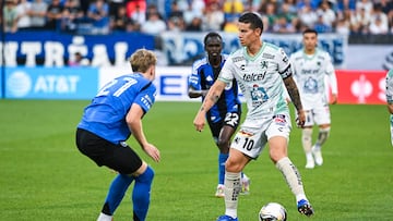 Jul 29, 2025; Montreal, Quebec, CAN; Club Leon midfielder James Rodriguez (10) plays the ball against CF Montreal defender Dawid Bugaj (27) during the first half at Stade Saputo. Mandatory Credit: David Kirouac-Imagn Images