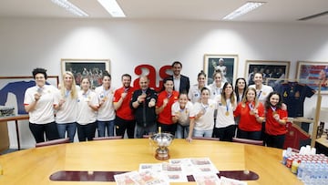 Las campeonas de Europa visitaron la redacci車n de AS