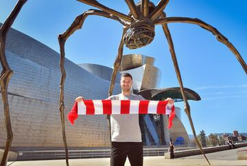 Guruzeta posa para AS bajo la araña del Guggenheim