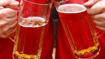 <B>NO CAMINAN SOLOS.</B> Los seguidores del Liverpool acompañan a su equipo allá donde juegue. Y no lo hacen solos.