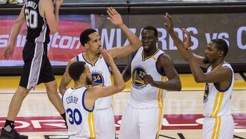 Curry (40) lidera una increíble remontada ante los Spurs de Pau