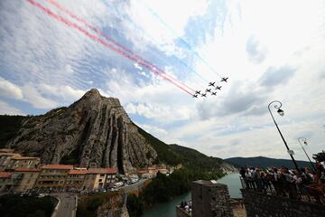 Cazas franceses realizan una exhibición durante la 19ª etapa del Tour de Francia 2017.