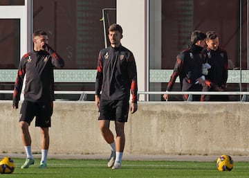 Kike Salas durante el entrenamiento de esta ma?ana en Sevilla. 