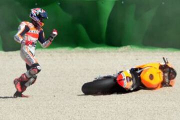 Caída de Marc Márquez durante los entrenamientos previos a la sesión de calificación del Gran Premio de Moto Marino en el circuito de Misano