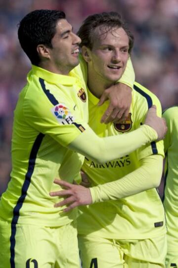Rakitic celebrando el gol que acaba de anotar, primero para el Barcelona, junto a Luis Suárez