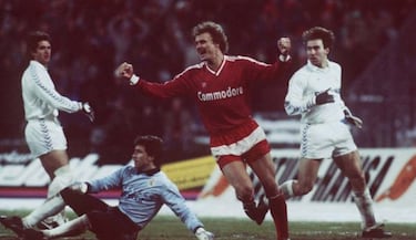 Camisetas de fútbol históricas que fueron patrocinadas por videojuegos y consolas: del Sevilla de Maradona con Super Nintendo al Arsenal de Wenger con SEGA