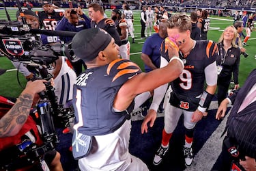 Ja’Marr Chase le estampa un pastel en la cara a Joe Burrow tras la victoria a domicilio de su equipo frente a los Dallas Cowboys, con motivo del vigésimo octavo cumpleaños del quarterback, quien compró hace unos días una réplica del Batmovil que sale en las películas dirigidas por Christopher Nolan (valorado en 3 millones de dólares) para celebrarlo.