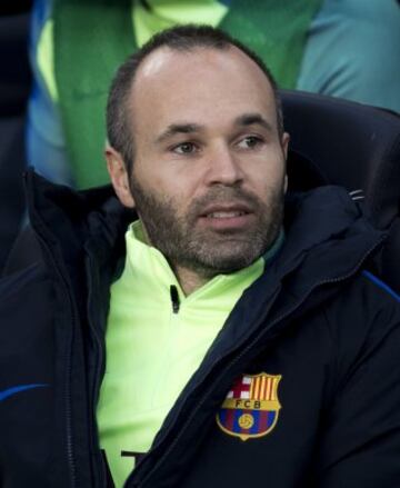 Andrés Iniesta en el banquillo. 