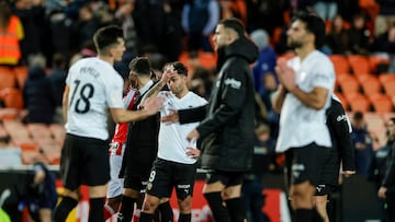Los jugadores del Valencia al finalizar un partido.