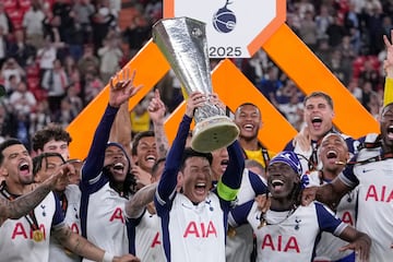 Los jugadores del Tottenham desataron la euforia tras conquistar la Europa League en una noche mágica en San Mamés. Abrazos, cánticos y emoción pura sobre el césped que fue testigo de su gesta histórica.