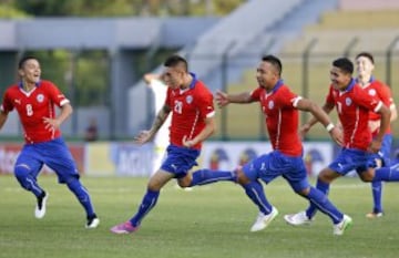 Rodrigo Echeverría y Cristián Cuevas anotaron para un 2-0 que pone en la disputa a Chile.