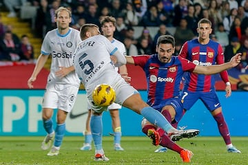 2-3. İlkay Gündogan recibe el balón de espaldas dentro del área, se gira y saca un potente disparo para batir por el palo derecho de Gazzaniga.