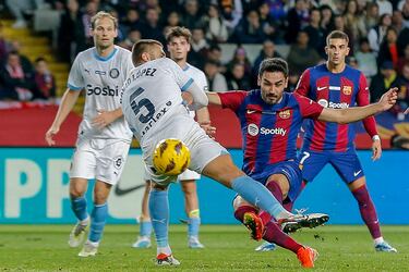 2-3. İlkay Gündogan recibe el balón de espaldas dentro del área, se gira y saca un potente disparo para batir por el palo derecho de Gazzaniga.