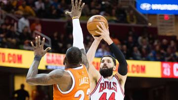 CLEVELAND, OH - JANUARY 4: Nikola Mirotic #44 of the Chicago Bulls shoots while under pressure from LeBron James #23 of the Cleveland Cavaliers during the second half at Quicken Loans Arena on January 4, 2017 in Cleveland, Ohio. The Bulls defeated the Cavaliers 106-94. NOTE TO USER: User expressly acknowledges and agrees that, by downloading and/or using this photograph, user is consenting to the terms and conditions of the Getty Images License Agreement. Mandatory copyright notice. Jason Miller/Getty Images/AFP
== FOR NEWSPAPERS, INTERNET, TELCOS & TELEVISION USE ONLY ==