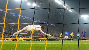 2-3. Contragolpe del Barcelona tras un error del Borussia de Dortmund. Lamine Yamal asiste al espacio a Ferran Torres, se interna en el área y dispara cruzado para superar a Gregor Kobel.