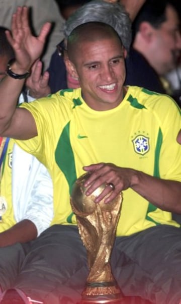 Quizás sea el lateral más completo de la historia del fútbol. Jugó la mayor parte de su carrera en el Real Madrid tras pasar por el Inter. Fue 125 veces internacional con Brasil. En su palmarés cuenta con 4 Ligas españolas, 3 Supercopas de España, 3 Copas de Europa, 2 Copas Intercontinentales, 2 Copas América y 1 Mundial de fútbol, entre otros títulos. En la imagen, Roberto Carlos con la Copa del Mundo de 2002.