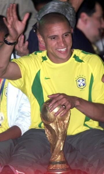 Quiz¨¢s sea el lateral m¨¢s completo de la historia del f¨²tbol. Jug¨® la mayor parte de su carrera en el Real Madrid tras pasar por el Inter. Fue 125 veces internacional con Brasil. En su palmar¨¦s cuenta con 4 Ligas espa?olas, 3 Supercopas de Espa?a, 3 Copas de Europa, 2 Copas Intercontinentales, 2 Copas Am¨¦rica y 1 Mundial de f¨²tbol, entre otros t¨ªtulos. En la imagen, Roberto Carlos con la Copa del Mundo de 2002.