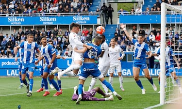 El árbitro Soto Grado anuló el gol de Asencio por falta de Rüdiger al portero del Alavés, Owono. 