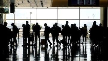 ARCHIVO - En esta fotograf&iacute;a de archivo del mi&eacute;rcoles 17 de marzo de 2021, los viajeros caminan por el Aeropuerto Internacional de Salt Lake City en Salt Lake City. 