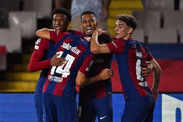 3-0. Álex Balde, João Félix, Raphinha y Gavi, celebran el tercer tanto azulgrana. El jugador del Amberes, Jelle Bataille, anota en propia puerta.