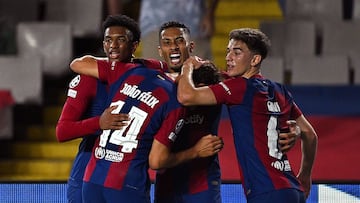 Álex Balde, João Félix, Raphinha y Gavi, celebran el tercer tanto azulgrana. El jugador del Amberes, Jelle Bataille, anota en propia puerta.