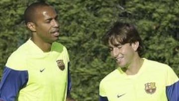 Thierry Henry ha comparecido hoy en rueda de prensa y ha hablado sobre su compatriota, Franck Ribéry, al que pretende el Real Madrid y que también estuvo en la agenda del Barcelona. "Aún tiene la camiseta del Barça en casa (la que intercambiaron tras jugar en la Champions), pero no puedo hablar de esto. Cuando hablo con él lo hacemos de nuestras vidas. No sé qué va a pasar, pero ahora mismo parece que se va a quedar en el Bayern de Múnich", manifestó.