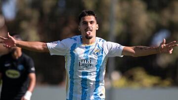 Chupete celebra uno de sus goles con el Atlético Malagueño.