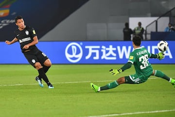 Al-Jazira's Emirati goalkeeper Khaled al-Senaani (R) fails to save a shot on goal by CF Pachuca's Mexican forward Roberto De La Rosa during the third place football match of the FIFA Club World Cup UAE 2017 between Al-Jazira and CF Pachuca at the Bin Zayed Stadium in Abu Dhabi on December 16, 2017. 
 / AFP PHOTO / GIUSEPPE CACACE