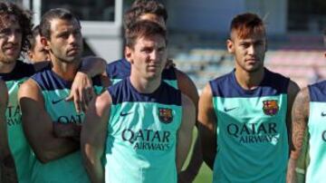 Los argentinos Mascherano y Messi junto a Neymar durante la charla.