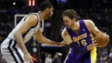 Pau Gasol (16) intenta zafarse de Tim Duncan.