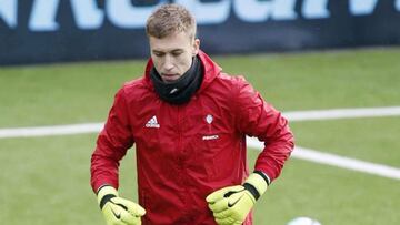 El portero del Celta, Rub&eacute;n Blanco, se ejercita durante un entrenamiento del Celta en Bala&iacute;dos