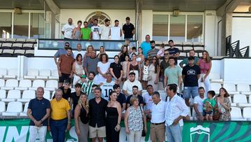 Fran Castillo, con sus allegados, se despedía del Juventud Torremolinos.