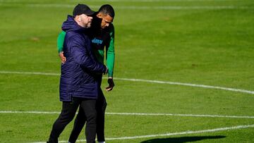 El entrenador del Racing, José Alberto, con Jordi Mboula en La Albericia.