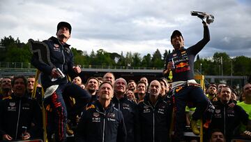 Max Verstappen y Sergio Pérez con su equipo , Red Bull