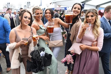 Glamour, fiesta y alcohol en el Grand National