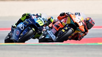 Red Bull KTM Ajo's Deniz Oncu rides ahead of Italtrans Racing Team's Brazilian rider Diogo Moreira the Moto2 race of the MotoGP Aragon Grand Prix at the Motorland circuit in Alcaniz, northeastern Spain, on June 8, 2025. (Photo by JOSE JORDAN / AFP)