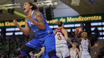 De Souza, p&iacute;vot brasile&ntilde;a del Perfumer&iacute;as Avenida, celebra una canasta en la semifinal de la Copa de la Reina ante el Gernika.