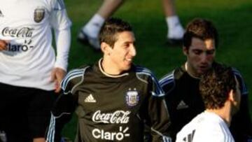 <b>'CICERONE' HIGUAÍN. </b>El 9 festejó ayer con Di María su renovación.