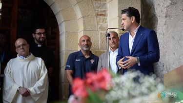 Nada que pedir y todo que ofrecer a la Santina