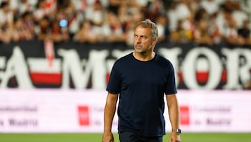 Hansi Flick durante el partido de LaLiga EA Sports entre Rayo Vallecano y Barcelona.