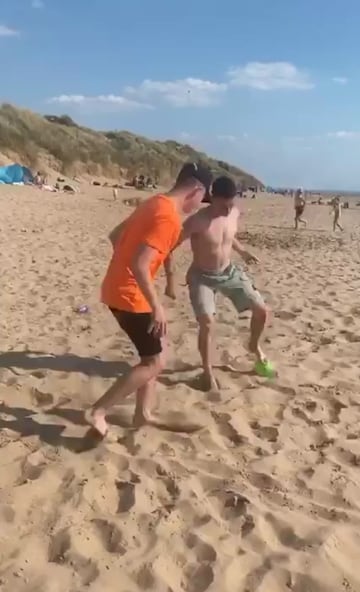 Pillan al jugador del City, Phil Foden, jugando en la playa sin mantener la seguridad