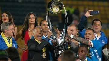 Miguel &Aacute;ngel Russo levantando el trofeo de la Liga &Aacute;guila con Millonarios.